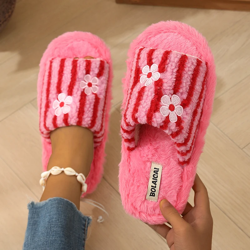 Embroidery Garments - Chinelo Feminino de Pelúcia com Bordado